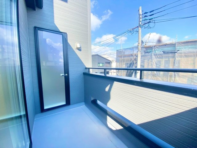 中野北１丁目のバルコニー|【東側バルコニー】
シンプルなバルコニーは、洗濯物干しや布団干しに便利。無駄のない設計で日常の暮らしを快適にサポートします。