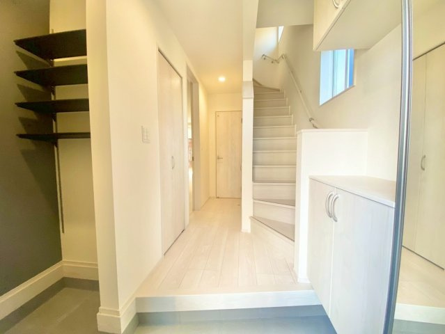 中野北１丁目の玄関|玄関に便利なシューズクローゼットで、靴や荷物をまとめて収納可能。家族全員の生活動線に配慮した設計で、快適で使いやすい住まいです！