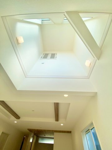 中野北１丁目のその他|【吹抜け】
上から光を取り込み、室内を開放的に演出する吹抜あり。空間の広がりを感じながら、快適な毎日を叶えます。