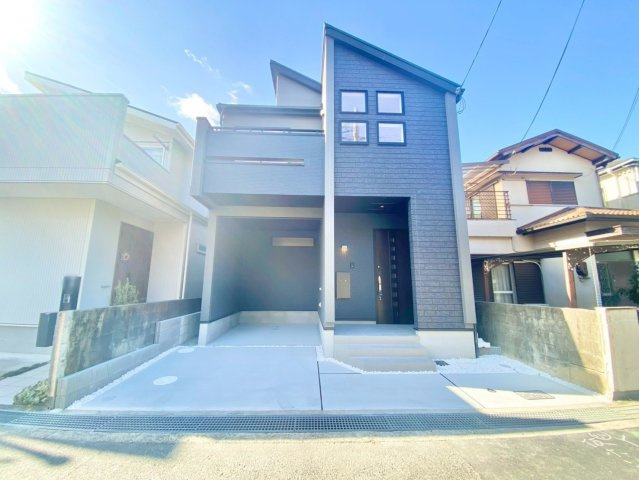 中野北１丁目の外観|シャープなラインと洗練された色使いが魅力のスタイリッシュ外観。街並みに映えるデザインで、帰るたびに気分が上がります。