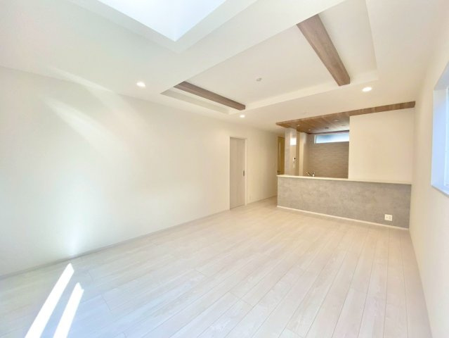 中野北１丁目の居間・リビング|レイアウトの自由度が高い長方形リビング。家族の成長や暮らし方に合わせて模様替えしやすく、いつまでも快適に過ごせる住まいです！