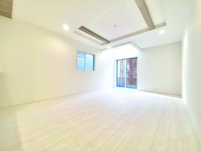 中野北１丁目の居間・リビング|水回りがリビング近くに揃っているから、移動が少なく家事効率がぐっとアップ。料理・洗濯・お風呂準備を同時にこなしやすく、時短につながる住まいです！