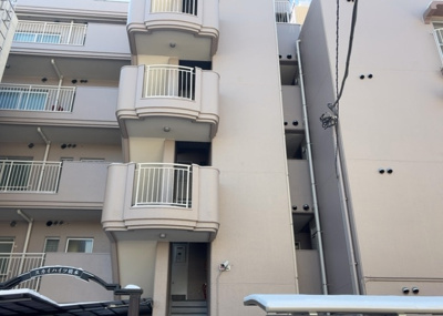 【庭】 | スカイハイツ橋本 | 物件によっては、入居者が個人的に使用できる専用庭がついているものもあります。また、住宅の中にある土間の部分を庭と呼ぶこともあります。庭の用途は住む人によって変わり、それによってデザインもさまざまです。