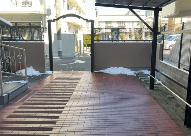 【ロビー】 | スカイハイツ橋本 | ロビーというと、エントランスと何がちがうの？と思いますよね。実はロビーとエントランスには明確な決まりはありません。物件によっては、エントランスを入って広がるある程度の広さのある空間がロビーとなります。