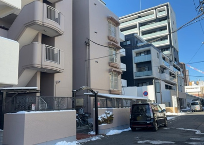 【外観】 | スカイハイツ橋本 | マンションの外観は非常に重要なポイントです！外観の善し悪しは資産価値に大きな影響を与えます。外観のいいマンションを購入することで、高値で売却がしやすく、買い手が見つかりやすいというメリットがあります。
