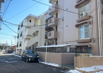 【外観】 | スカイハイツ橋本 | 外観はマンション管理がされているかの目安になります。築年数が古いと、壁面は劣化してひび割れが生じることも！建物が古びていても細かいところが修繕されていると、きちんと管理されているなぁと感じるでしょう。