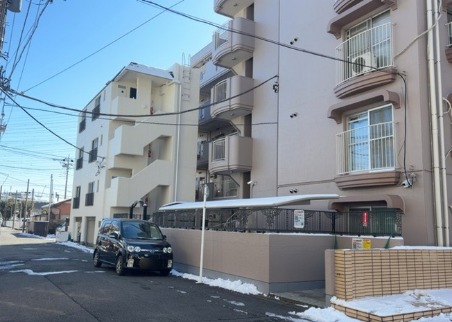 【外観】 | スカイハイツ橋本 | 外観はマンション管理がされているかの目安になります。築年数が古いと、壁面は劣化してひび割れが生じることも！建物が古びていても細かいところが修繕されていると、きちんと管理されているなぁと感じるでしょう。