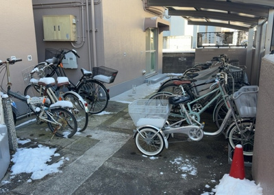 【駐車場】 | スカイハイツ橋本 | 車一台あたりに必要なスペースは、標準サイズの普通自動車で横幅2m50cm、長さ5mは必要になります。ただし、乗降のことも考慮して横幅3m30cm、長さ5m50cmほどは確保できるところを選びましょう。