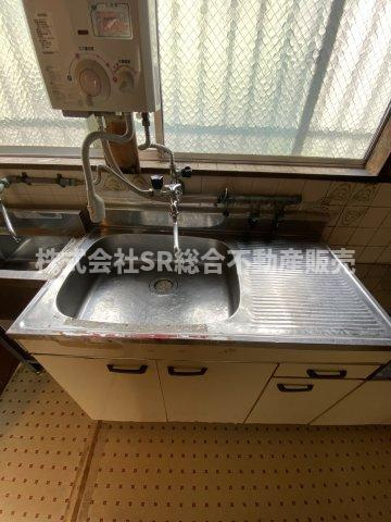 吉田3丁目中古戸建のキッチン|システムキッチンに交換もご相談ください。