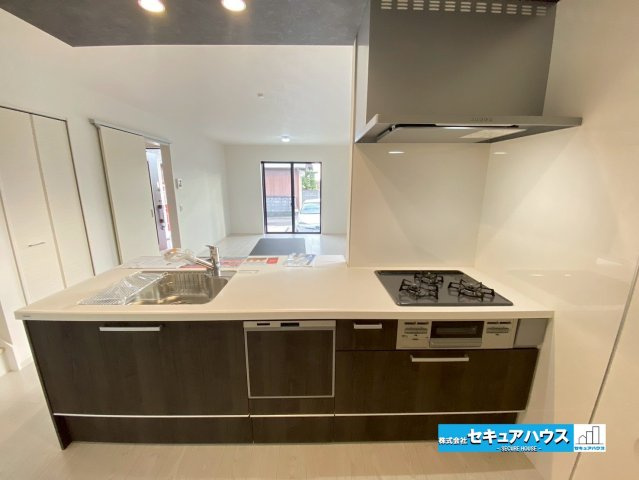 【同施工物件ご案内可能】刈谷市高津波町　全3棟の内観：施工例|【キッチンイメージ】
◆同時にたくさんの料理が調理できる3口コンロ。「焼く・蒸す・煮る」の工程を同時進行で進めることができるので、料理を素早く作ることができます。育児でバタバタ忙しいママに嬉しい♪　　
