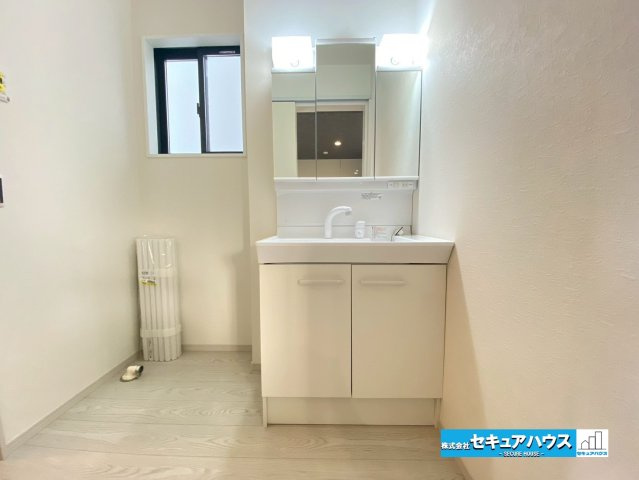 【同施工物件ご案内可能】刈谷市高津波町　全3棟の内観：施工例|【洗面台イメージ】
◆鏡の裏にはたっぷりと収納スペースを標準装備！
◆電源を付属しているのでドライヤーなど利用できます。　　　　　　　　　　　　　　　　　　　　　　　　　　　　　　　　　　　　　　　　