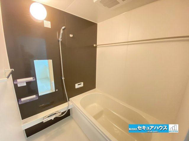 【同施工物件ご案内可能】刈谷市高津波町　全3棟の内観：施工例|【浴室イメージ】
◆アクセントパネルで落ち着きのある雰囲気を演出します。毎日の疲れを癒やすバスタイムをお楽しみ下さい！
◆窓付きで、カビの繁殖を抑える効果があります。　　　　　　　　　　　　　　　　　