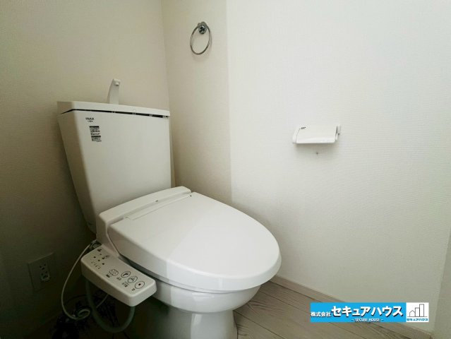 【同施工物件ご案内可能】刈谷市高津波町　全3棟の内観：施工例|【高機能トイレイメージ】
◆高機能トイレの多くは便器のフタの開閉が自動であり、使用後に手動で水を流す面倒もなく非常に便利です。スタイリッシュな見た目で、お掃除しやすく、節水効果が高いです。　　　　　　