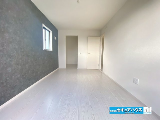 【同施工物件ご案内可能】刈谷市高津波町　全3棟の内観：施工例|【洋室イメージ】
◆広々とした居住空間は日々の暮らしを彩り、心のやすらぎと満足感を与えてくれます。通風と採光を考慮した設計は子供たちはのびのび育ち、家族でくつろぎと団らんを生み出します。　　　　　　　