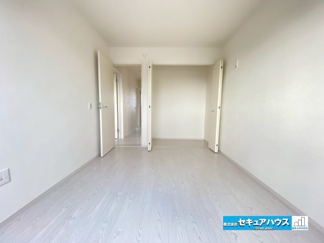 【同施工物件ご案内可能】刈谷市高津波町　全3棟の内観：施工例|【洋室イメージ】
◆家族一人ひとりの大切なプライベート空間。趣味に合わせて使って頂けるようシンプルに仕上げてあります。暮らし心地を大きく左右する収納を、適材適所に配置し使い勝手を考慮しました。　　　　