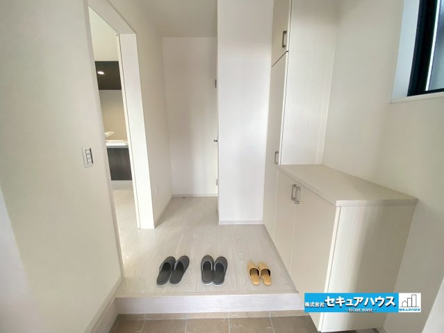 【同施工物件ご案内可能】刈谷市高津波町　全3棟の内観：施工例|【玄関イメージ】
◆光が差し込み明るいです。気分も晴れやかになりますね。
◆玄関には、収納力のあるシューズボックスがございます。玄関まわりがすっきり片付きます。
◆ダブルロックキーで防犯面も安心です。