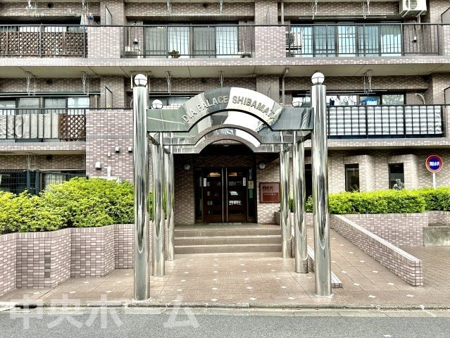 ダイアパレス柴又のエントランス|【エントランス】マンションのエントランスは、その物件の印象を決める、顔とも言える場所です。毎日通る場所ですからきれいなのが一番です。エントランス内はオートロックですので暮らしの安全も確保されています。