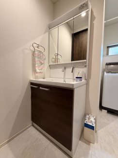 【独立洗面台】 | さいたま市南区大谷口　貸戸建 | 3面鏡のミラー裏収納！