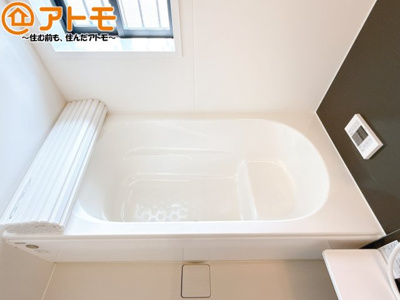 【浴室】 | 焼津市石津　新築戸建　全1棟 | お子様やお年寄りが使いやすいだけでなく、半身浴にも便利なベンチタイプの湯舟です。お湯の節約にも！