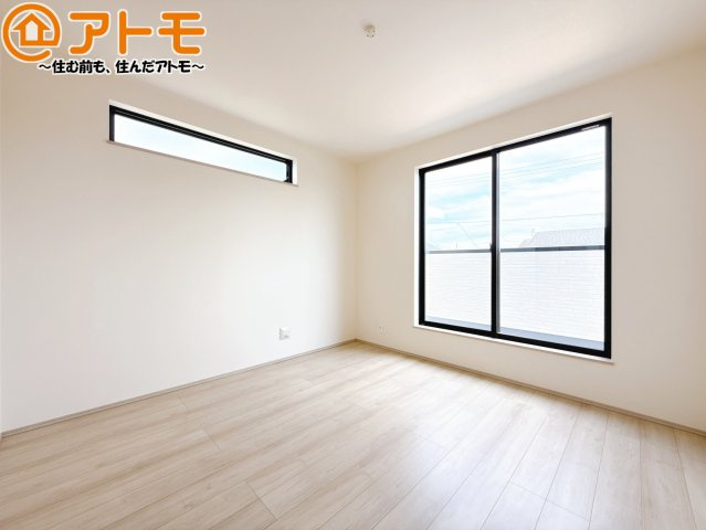 【寝室】 | 焼津市石津　新築戸建　全1棟 | バルコニーに面したお部屋なので、布団などの大きなものも楽々干せます♪