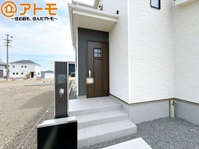 【玄関】 | 焼津市石津　新築戸建　全1棟 | 落ち着いた色合いの玄関はダブルロックで防犯性に優れた仕様になっています♪