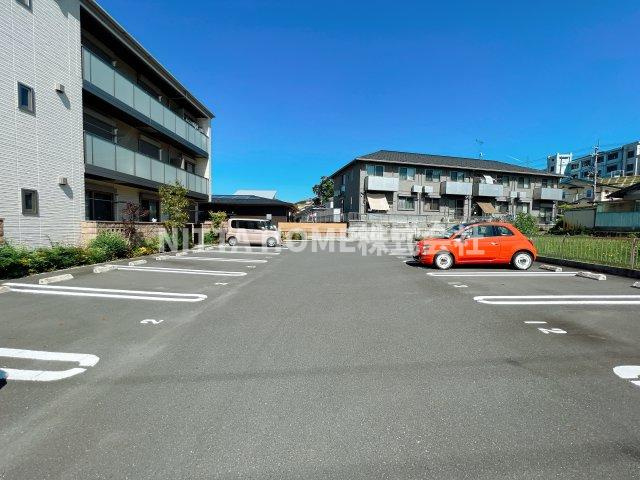 コンフォート石原の駐車場|敷地内に駐車場も完備☆