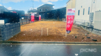 【前面道路含む現地写真】 | 会話が弾むリビング、料理が愉しくなるキッチン、明日への活力を養うベッドルーム。家はただ生活する場ではなく、暮らしを愉しく、快適にする場所。四季を通じて自然と触れ合えるスポットが周辺には盛りだくさん！！