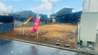 【外観】 | お散歩やジョギング、週末のご家族での遊びに最適です！目の前に広がる開放感とゆとり、暮らしの夢を育む理想の住まいがここにはあります！！お子様もきっと素直に成長してくれるはずです！ホッと生活できそう！