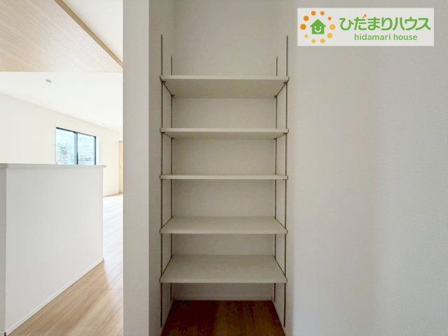 郡山市田村町金屋字宝蔵　新築戸建　1号棟の収納|キッチン横のパントリー収納は、非常時の飲食物のストックもしっかりできますね♪