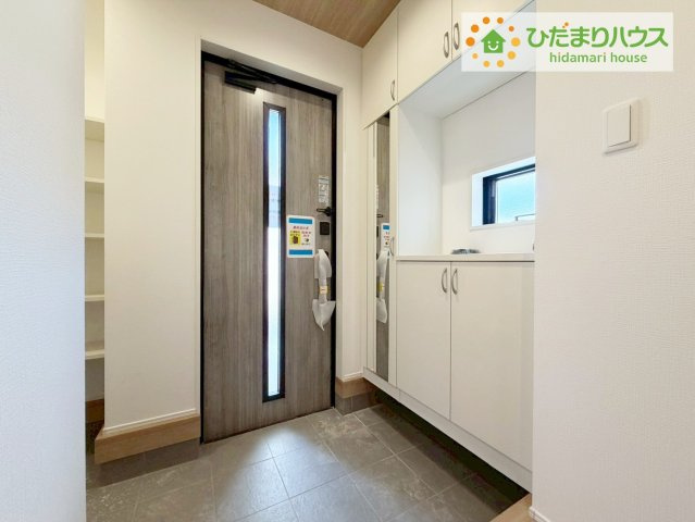 郡山市田村町金屋字宝蔵　新築戸建　1号棟の玄関|靴で溢れかえっていた玄関も、大きなシューズボックスと、玄関横のクロークでスッキリ解決！玄関は「その家の顔」とお考えの方にオススメの広さです。