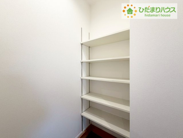 郡山市田村町金屋字宝蔵　新築戸建　1号棟の収納|シューズインクローゼットは、靴以外にもゴルフバックやベビーカーを置くことができ、 散らかりがちな玄関もスッキリします。