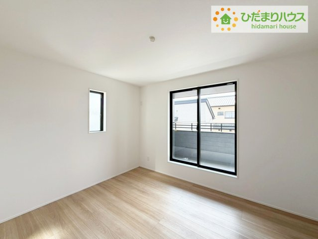 郡山市田村町金屋字宝蔵　新築戸建　1号棟の寝室|バルコニーに面していて、たっぷり光りの入る明るい主寝室です！