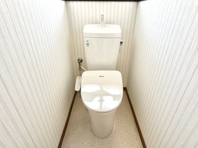 【トイレ】 | リフォーム住宅 | 2階のトイレについては、本体・便座新品に交換しております♪
クロス・床張り替えしております！