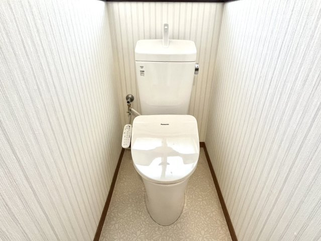 【トイレ】 | リフォーム住宅 | 2階のトイレについては、本体・便座新品に交換しております♪
クロス・床張り替えしております！