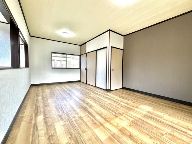 【洋室】 | リフォーム住宅 | 2階西側の洋室です♪
壁・床・天井リフォームしております！
