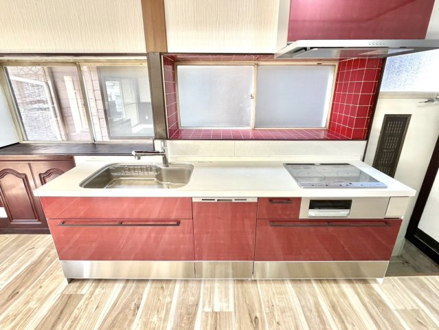 【キッチン】 | リフォーム住宅 | キッチンはIHクッキングヒーターです。
未使用品となっており、収納も大きいです♪