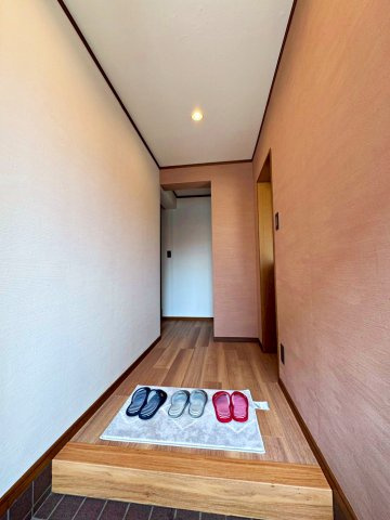 守口市高瀬町の玄関|勝手口付きで駐車場から雨に濡れずお部屋に入ることができます。