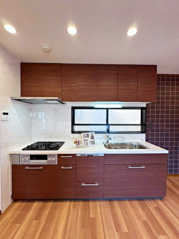 守口市高瀬町のキッチン|後片付けにうれしい食洗器付きシステムキッチン。
上下に収納付きで調理器具もすっきり片付きます。