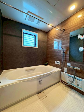 守口市高瀬町の浴室|ゆったり足を延ばしてくつろげる広さのある浴室です。
洗濯に大活躍の浴室乾燥機付きです。