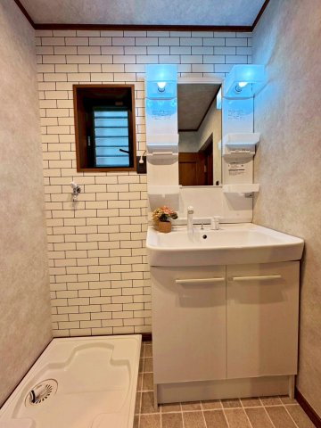 守口市高瀬町の独立洗面台|使いやすいシンプルな洗面化粧台です。洗面室にも小窓付きです。
