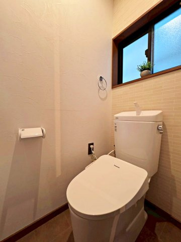 守口市高瀬町のトイレ|小窓付きで換気も安心です。