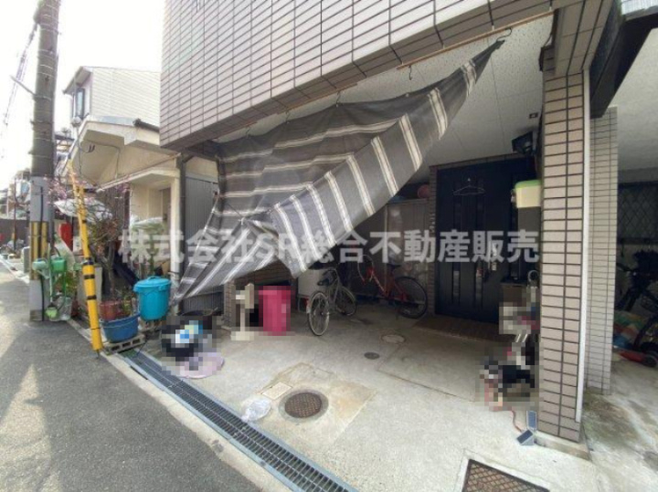 新町中古戸建の駐車場|お車をお持ちの方には嬉しい駐車場はビルトインガレージ（車種による）です！自転車・バイクも置けます。