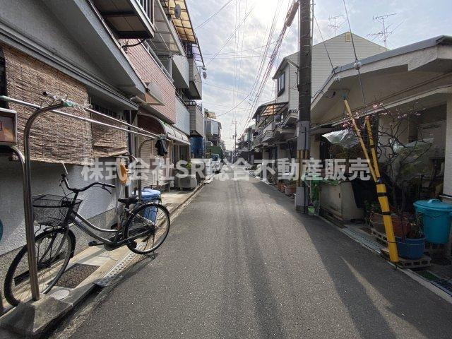 新町中古戸建の前面道路含む現地写真|弊社は住宅ローンに自信あり。
様々にリフォームプランもローンに組み込んでご提案致します！