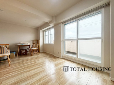 【居間・リビング】 | ライオンズマンション宮の森第二 | オープンでのびやかな空間を生み出す、こだわりの広がりとゆとり。家族と過ごす時間を大切にしたい方にぴったりの明るくゆとりある住空間です。大きな窓からの日差しがリビングの隅々までしっかりと届きます！