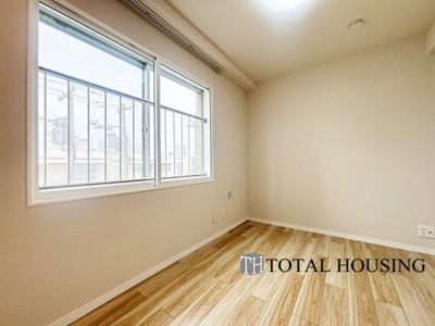 【洋室】 | ライオンズマンション宮の森第二 | 洋室　約4.2帖
家族構成やライフスタイルに合わせて、多目的にお使いいただけます。優しい色合いの木目調のフローリングが空間にアクセントをもたらしお洒落な室内です。