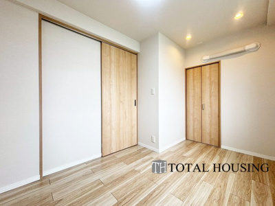 【洋室】 | ライオンズマンション宮の森第二 | 洋室　約4.2帖
家族一人ひとりの大切なプライベート空間。趣味に合わせて使って頂けるようシンプルに仕上げてあります。暮らし心地を大きく左右する収納を、適材適所に配置し使い勝手を考慮しました。