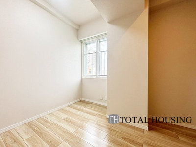 【洋室】 | ライオンズマンション宮の森第二 | 洋室　約4.2帖
穏やかな光が差し込む室内には、穏やかな時間が流れます。休日には、落ち着いた空間で自分の趣味を楽しむのはいかがですか。