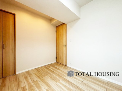 【洋室】 | ライオンズマンション宮の森第二 | 洋室　約4.2帖
シンプルな内装の洋室は、主寝室や子ども部屋、書斎など多用途にご活用いただけます。身の回りの物をすっきり片付けられる収納付き◎