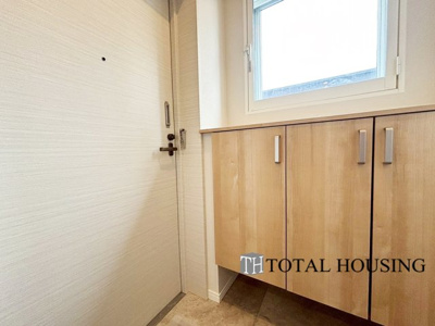 【玄関】 | ライオンズマンション宮の森第二 | 上質感漂う玄関です♪居住者の帰り、訪れる方を優しく迎える・安らぎに満ちた生活空間を予感させるようなその佇まいが魅力的ですね。「行ってらっしゃい」「おかえりなさい」が溢れるような明るい空間です♪