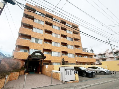 【外観】 | ライオンズマンション宮の森第二 | 流行に左右されず、将来にわたって価値が継続する「上質」な佇まい。おしゃれな雰囲気や自然の潤い、親しみやすさといった暮らしを豊かにしてくれる住空間です。